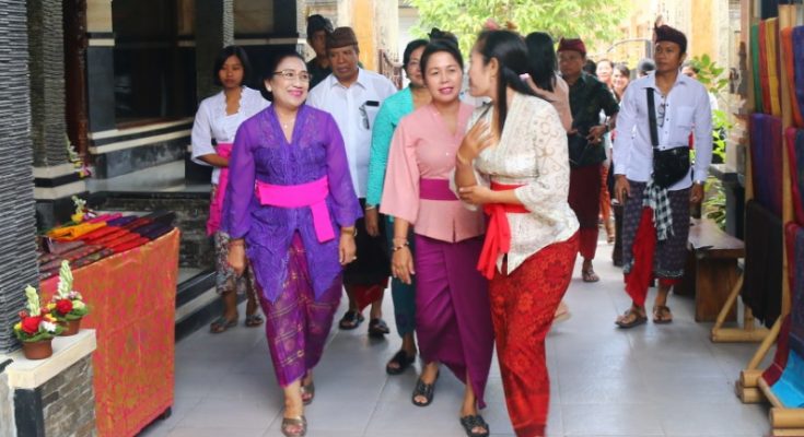 Wakil Ketua Dekranasda Provinsi Bali, Ny. Tjok Putri Haryani Ardhana Sukawati (berkebaya ungu), beserta Tim Dekranasda Provinsi Bali dalam kunjungannya ke Sri Widhi, Klungkung